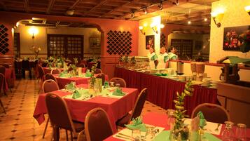 Breakfast, lunch, dinner served; international cuisine