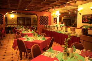 朝食、ランチ、ディナーに営業 (多国籍料理)