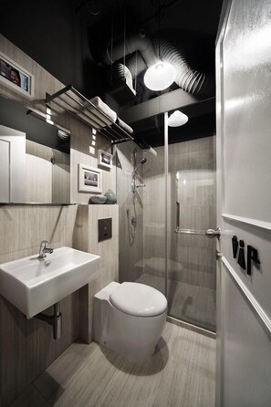 Shower, rainfall showerhead, towels - The Pod at Beach Road (Singapore)