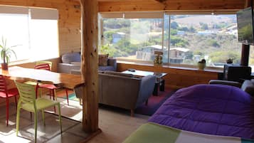 Hypo-allergenic bedding, minibar, free WiFi, bed sheets