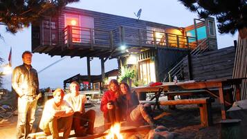 ด้านหน้าที่พัก - ตอนเย็น/กลางคืน