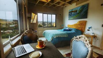 Hypo-allergenic bedding, minibar, free WiFi, bed sheets