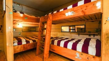 Single bed in 6-Bed share Dormitory | เครื่องนอนป้องกันสารก่อภูมิแพ้, มินิบาร์, Wi-Fi ฟรี, ผ้าปูที่นอน