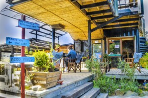 Terrace/patio - The Sirena Insolente Hostel (Pichilemu)