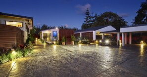 Fachada de la propiedad por la tarde o noche