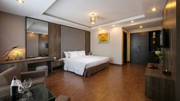 Suite, vistas a la ciudad | Minibar, caja fuerte, escritorio y cortinas opacas