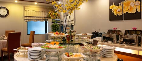 Daily buffet breakfast for a fee