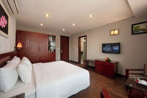 高級雙人房 | 迷你吧、房內夾萬、免費 Wi-Fi、床單