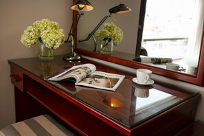 豪華雙人房 | 迷你吧、房內夾萬、免費 Wi-Fi、床單