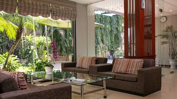 Coin salon dans le hall