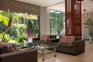 Lobby sitting area - Sen Hotel (Hanoi)