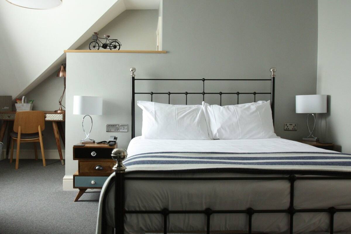 Classic King Room | Free minibar, in-room safe, blackout curtains, free WiFi