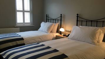 Classic Twin Room | Free minibar, in-room safe, blackout curtains, free WiFi