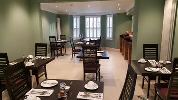 Free daily English breakfast