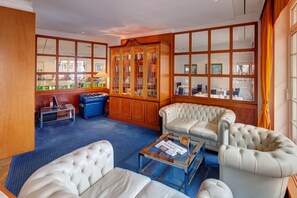 Coin salon dans le hall