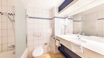 Une salle de bain moderne équipée d’une douche, de toilettes et d’un lavabo.