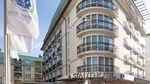 A multi-story hotel with a curved facade, balconies, and a prominent sign reading "ALEXANDER AM ZOO". - Hotel Alexander am Zoo (Frankfurt)