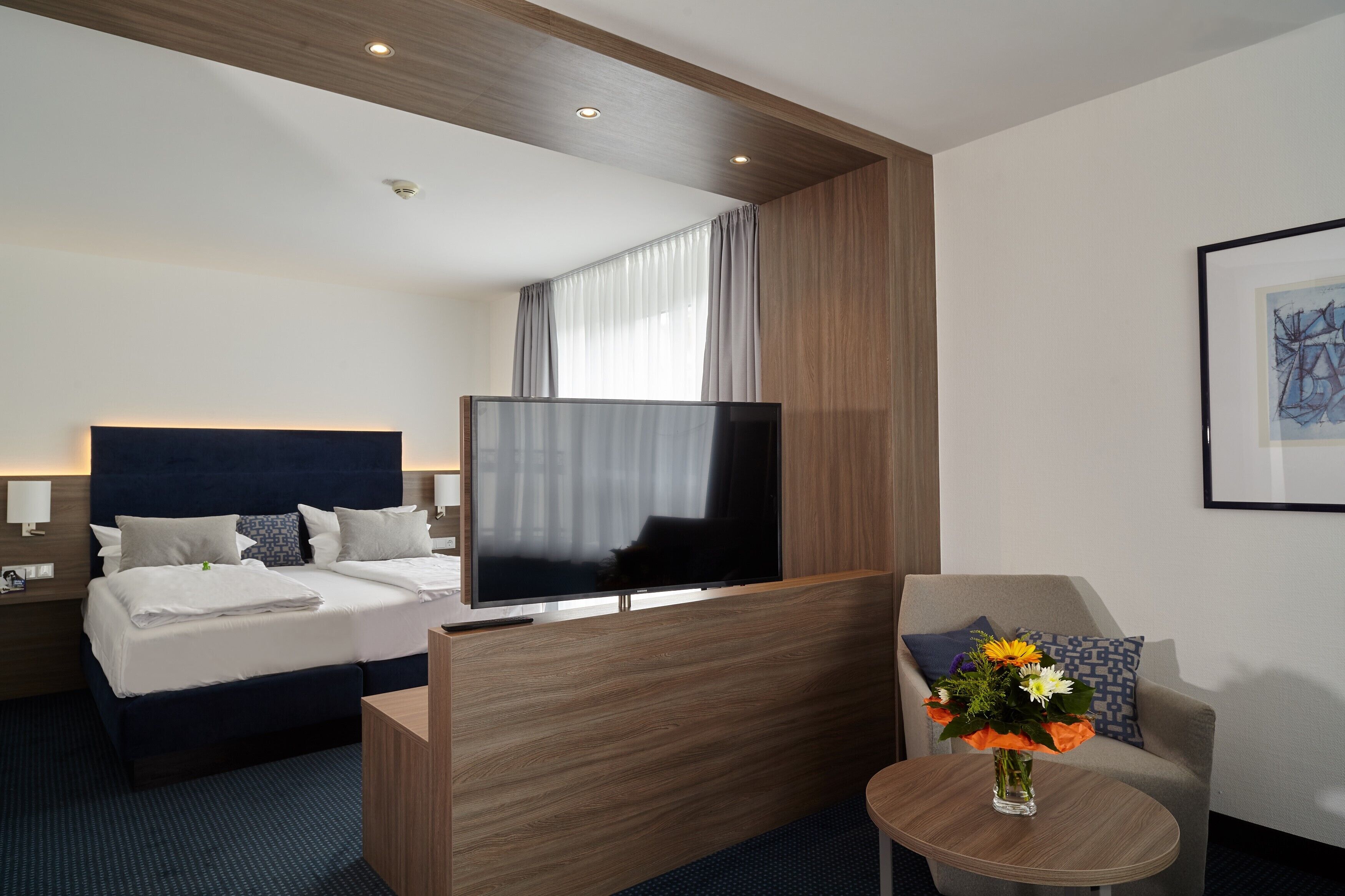 deluxe room | living area | 45-inch flat-screen tv with satellite channels, tv