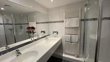 Classic-Doppelzimmer | Badezimmer | Haartrockner, Handtücher, Seife, Shampoo