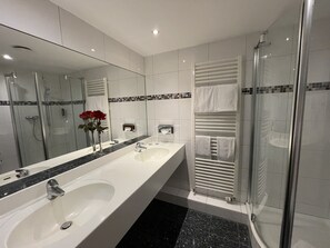 Quarto casal clássico | Banheiro | Secador de cabelo, toalhas de banho, sabonete, shampoo