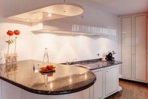 Alexandersuite | Living area | 45-inch flat-screen TV with satellite channels, TV