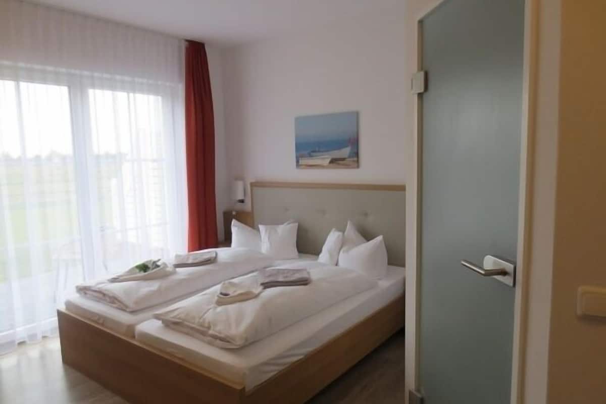 comfort double room | in-room safe, rollaway beds, bed sheets