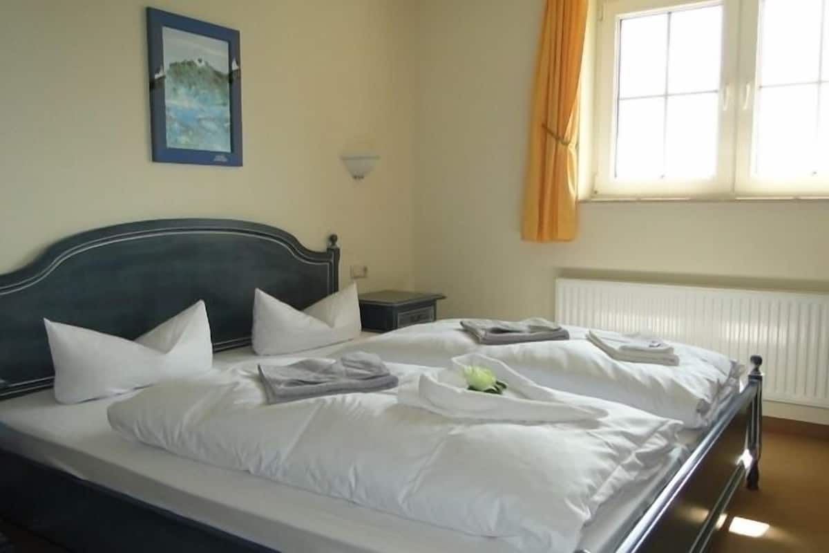 Suite | In-room safe, rollaway beds, bed sheets