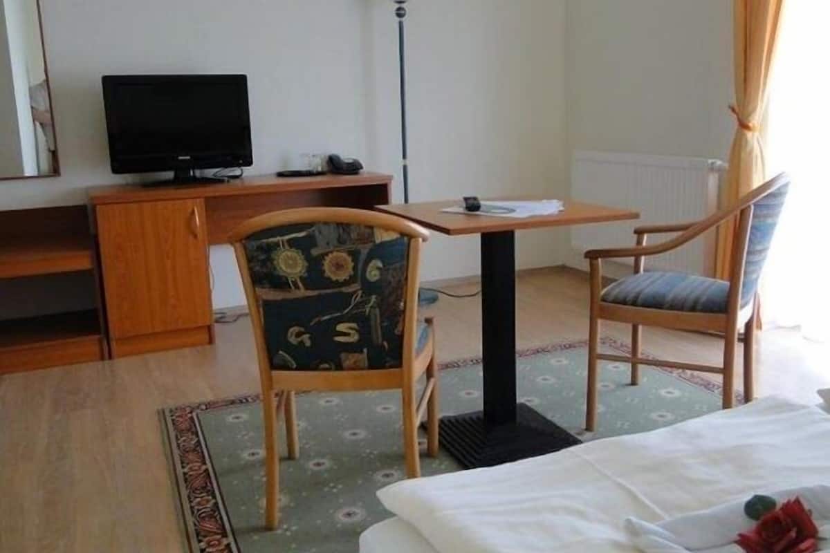 In-room safe, rollaway beds, bed sheets
