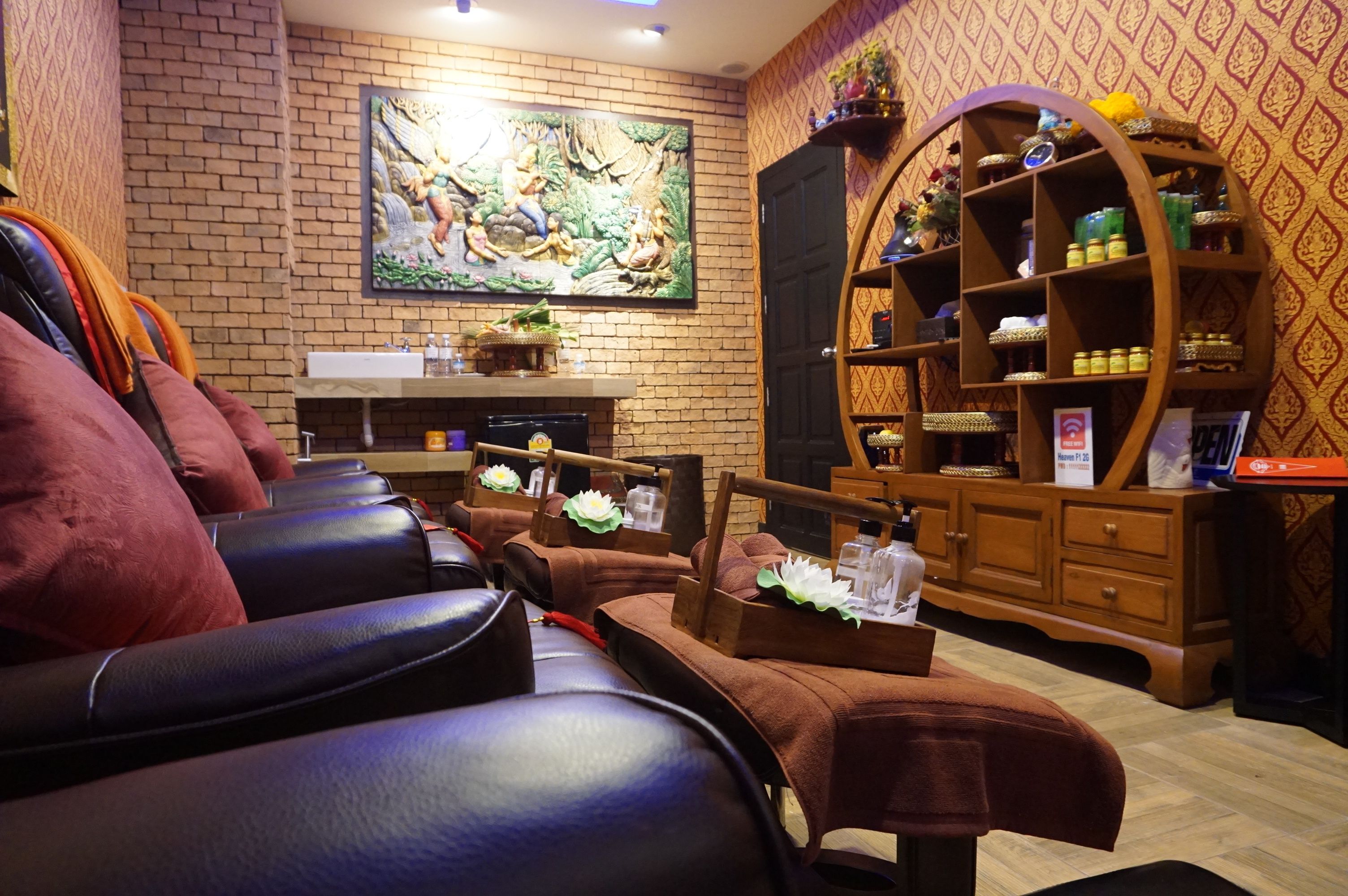 couples treatment room(s), hot stone massages, deep-tissue massages