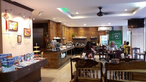 Desayuno continental diario (THB 200 por persona)