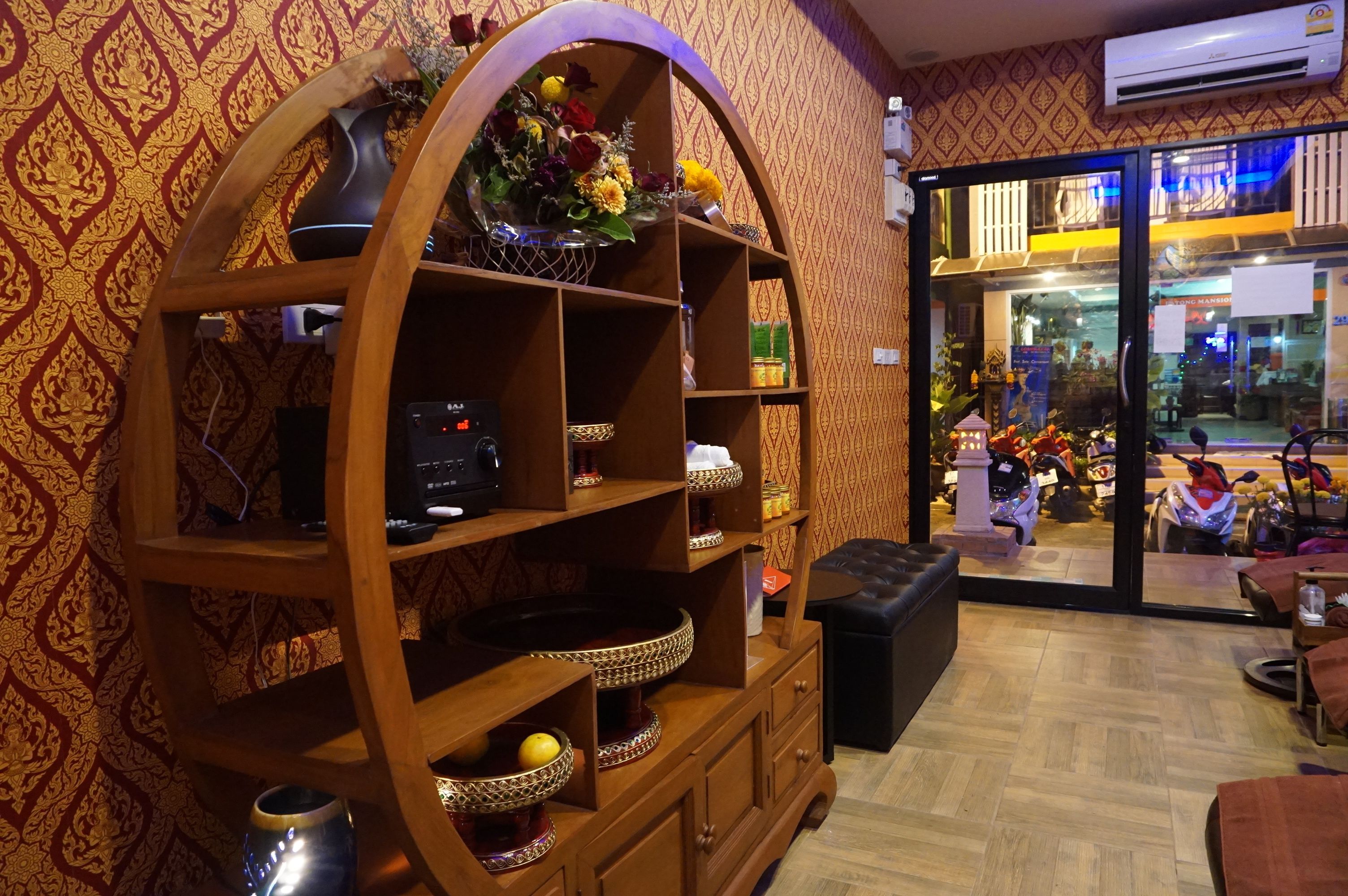 couples treatment room(s), hot stone massages, deep-tissue massages