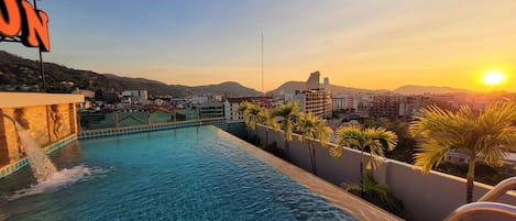 Una piscina al aire libre, tumbonas