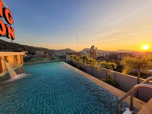 Hồ bơi ngoài trời, ghế dài tắm nắng 