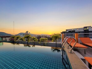 Outdoor pool, pool loungers - Patong Mansion Hotel (Patong)