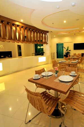 Breakfast, lunch, dinner served; international cuisine  - Clay Hotel Jakarta (Jakarta)