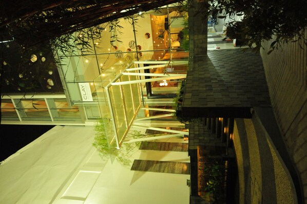 Fassade der Unterkunft – Abend/Nacht