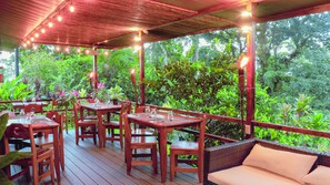 Lounas ja illallinen, näkymät puutarhaan 