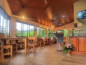 Lounas ja illallinen, näkymät puutarhaan 