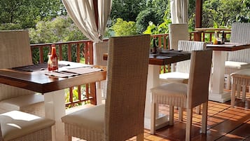 Se sirven almuerzos y cenas, con vista al jardín