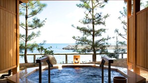 A hot tub with a view of the sea and pine trees. - Shimahana (Sumoto)
