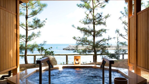 A hot tub with a view of the sea and pine trees. - Shimahana (Sumoto)