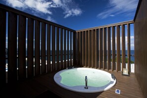 A wooden deck with a hot tub and a clear view of the ocean. - Shimahana (Sumoto)