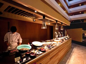 2 間餐廳；供應早餐、午餐和晚餐
