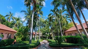 Bungalow, Garden View | Minibar, in-room safe, desk, blackout curtains