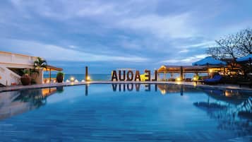 Piscina externa, guarda-sóis, espreguiçadeiras