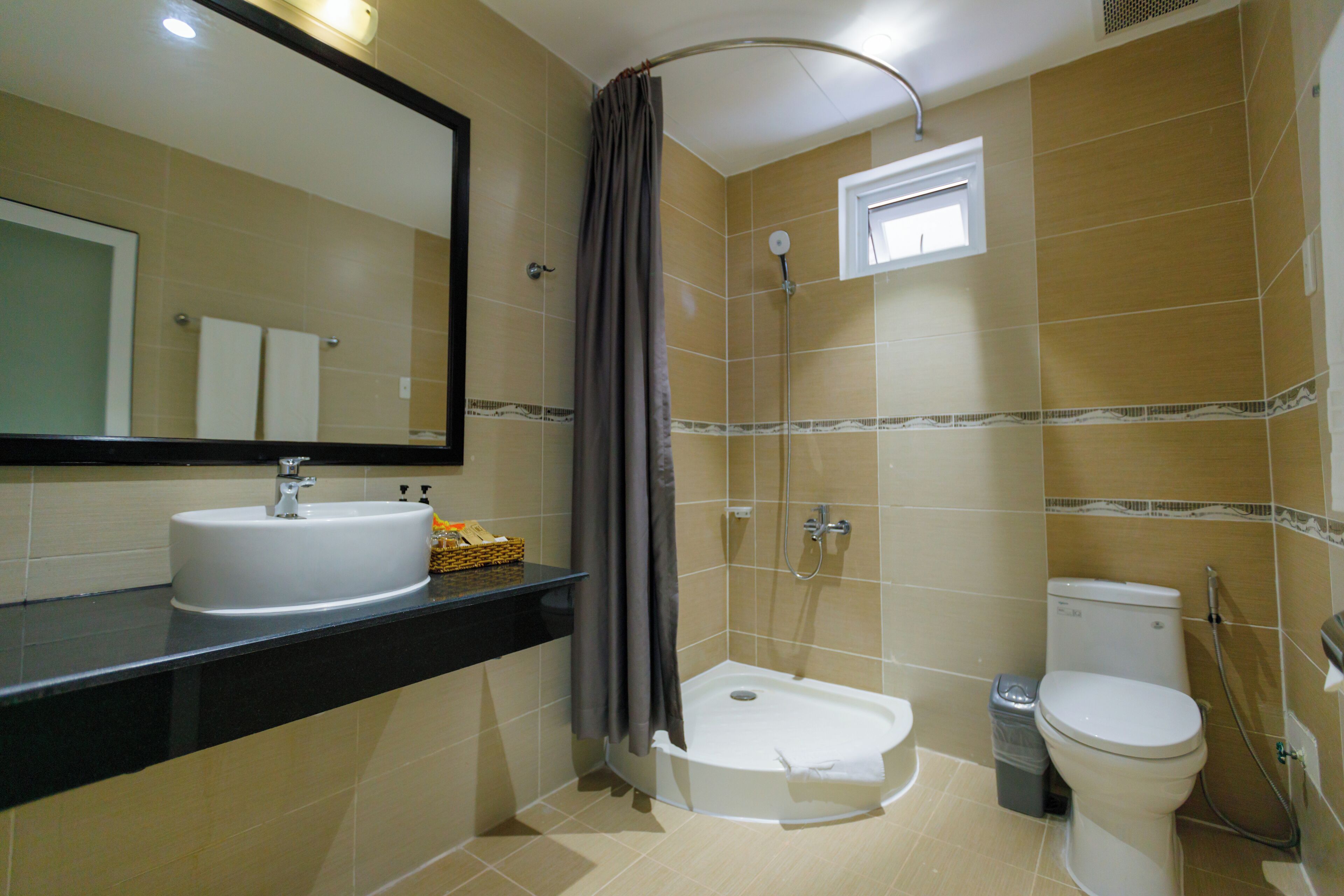 Un baño con lavamanos, inodoro y ducha.