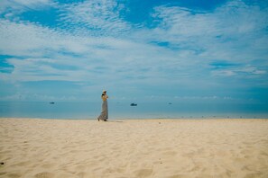 Am Strand, weißer Sandstrand, Strandtücher