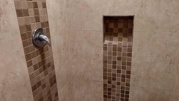 Ducha, artículos de tocador gratuitos, toallas, jabón