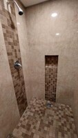 Quarto standard, 2 camas de casal | Banheiro | Chuveiro, produtos de toalete grátis, toalhas de banho, sabonete