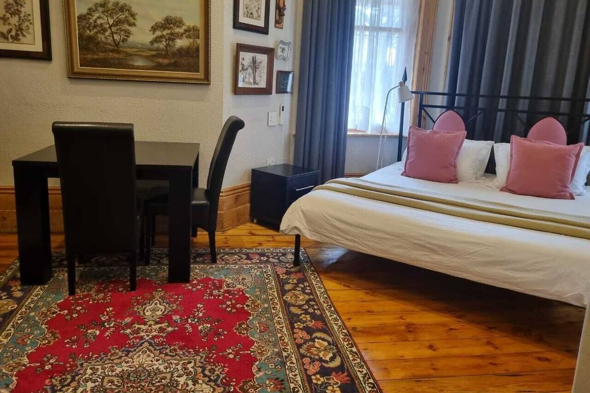 Habitación Deluxe doble | Caja fuerte, cortinas opacas, tabla de planchar con plancha